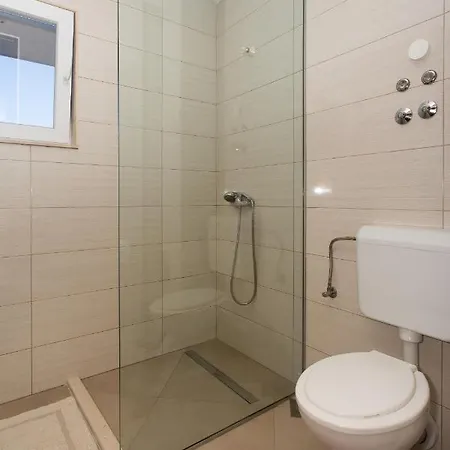 Fifty One Apartment *